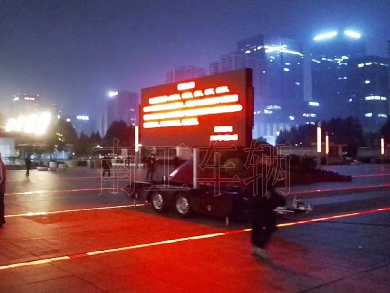 6.8平方LED廣告拖車，自動升降旋轉(zhuǎn)工具拖車