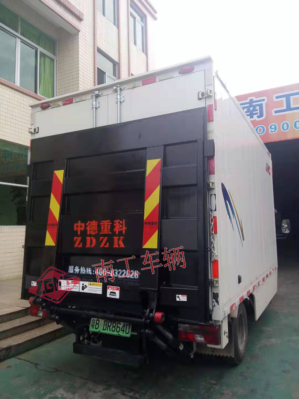 汽車尾板 汽車尾板