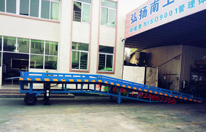 1676946419500187.jpg 8噸移動(dòng)式登車橋2I.jpg