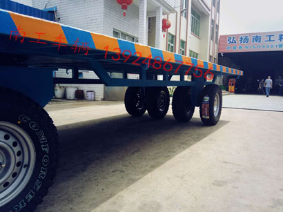 1677034974672969.jpg 7噸沙地充氣胎平板拖車(chē)5I.jpg