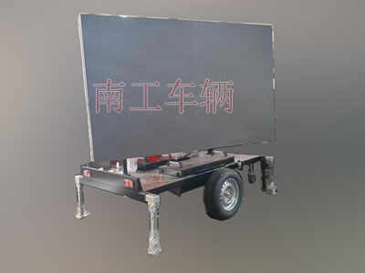 1679279544154416.jpg 0.6噸簡(jiǎn)易型LED廣告拖車2I.jpg