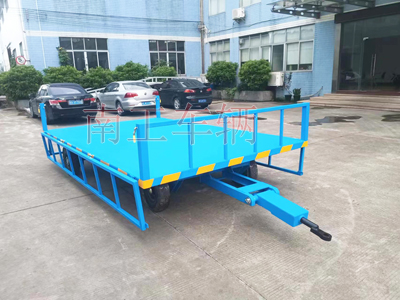 1688371516319680.jpg 5噸護(hù)欄牽引平板拖車(chē)1I.jpg