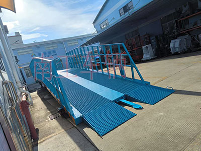 13噸重型移動(dòng)式登車橋 護(hù)欄加高1I.jpg