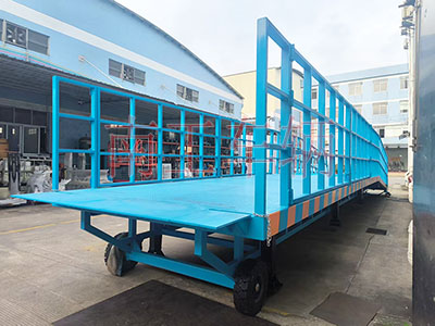 13噸重型移動(dòng)式登車橋 護(hù)欄加高4I.jpg