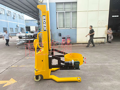 0.5噸帶自動(dòng)旋轉(zhuǎn)升降油桶車2I.jpg